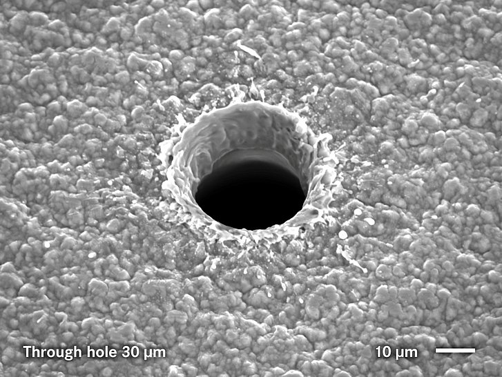 30 μm Through-hole in double-sided flex PCB 30 μm Durchgangsloch